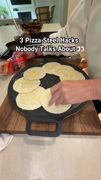 Facebook ad example — HexClad pizza steel feature demo video ad